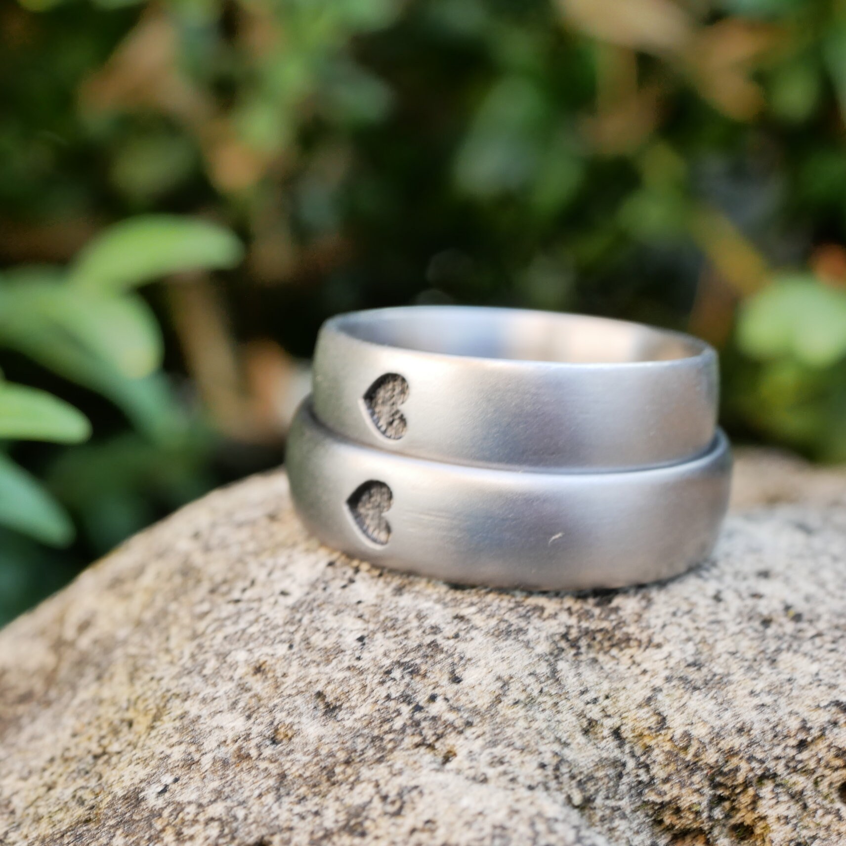 Matte - Schlichte Edelstahl Oder Titan Trauringe Mit Motiv in 3 D Optik von GuteLauneSchmuckDE