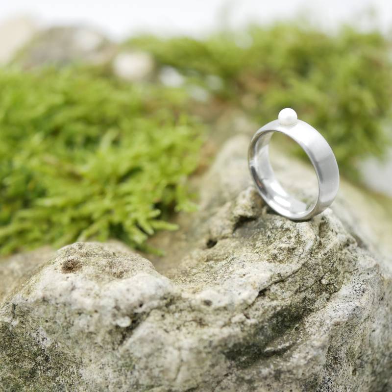 Perlen Ring, Echte Perle Auf Gebürsteten Edelstahlring, Mit Innen - Gravur, Perlenschmuck Aber Auch Verlobungsring- in Allen Größen von GuteLauneSchmuckDE