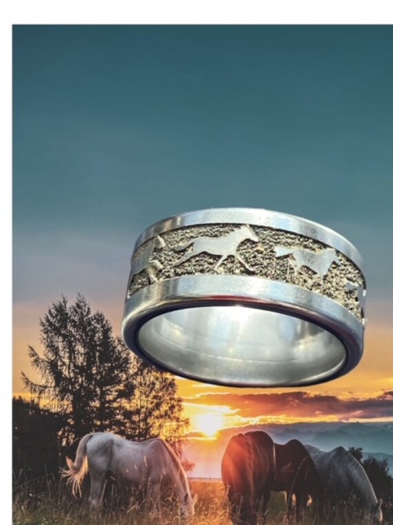 Ring "Galoppierende Pferde" , Edelstahl Bandring, Mit Statement Design Für Pferdefreunde, Gravur, Inkl. Innengravur von GuteLauneSchmuckDE