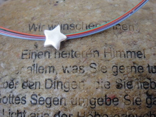 Sternchen, Twinkle Little Star, Schutzsternchen Aus 925 Silber Mit Farbigen Edelstahlsträngen in Den Farben Des Regenbogens von GuteLauneSchmuckDE