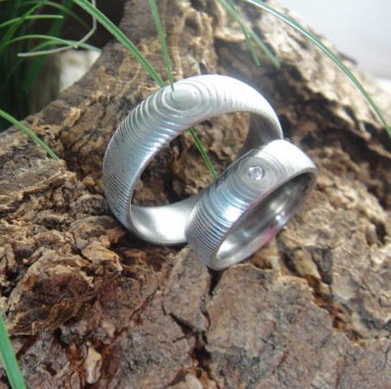 Trauringe, Damaststahl, Handgeschmiedete Unikate , Eheringe Mit Diamant, Inidviduell Gefertigt, Damazenerstahl, Damast - Edelstahl von GuteLauneSchmuckDE
