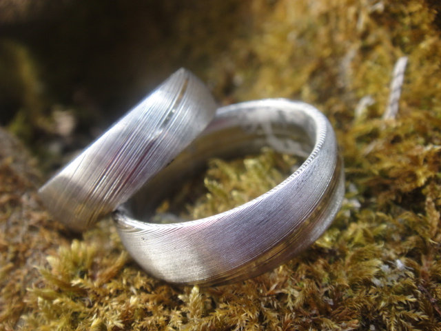 Trauringe Damaststahl , Paar, Schlicht Dezent Mit Feinen Linien, Dauerhafte Maserung, Unikate Aus Geschmiedeten Edelstahl, Incl. Innengravur von GuteLauneSchmuckDE