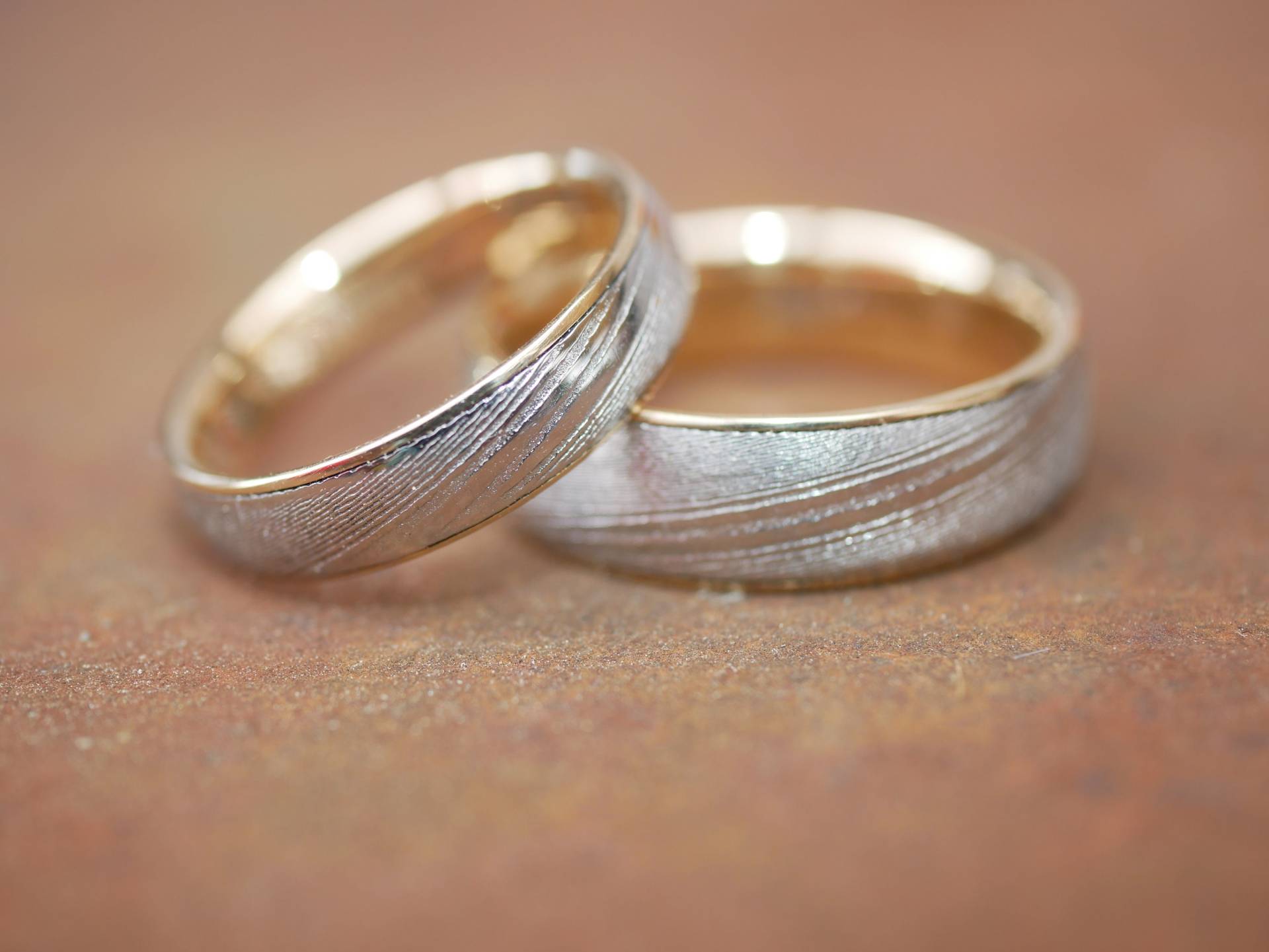 Trauringe Damaststahl Mit 585 Gold Innen Und Feinen Linien, Unikate Aus Geschmiedeten Edelstahl, Handschriftliche Innengravur von GuteLauneSchmuckDE