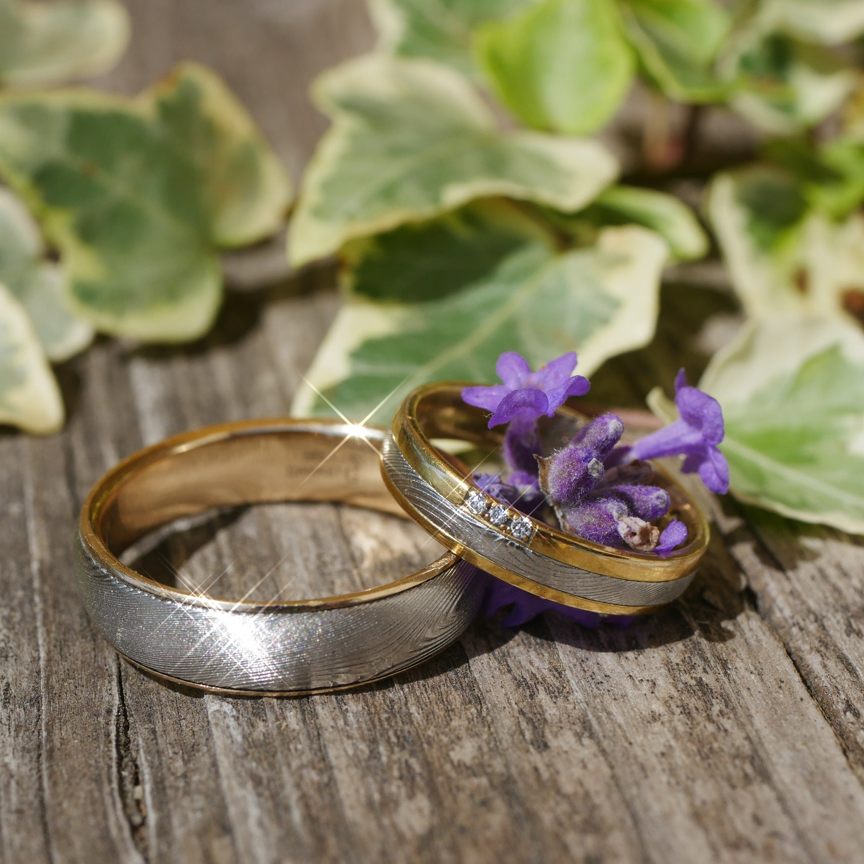 Trauringe Damaststahl Mit 585 Gold Und 3 Brillanten Im Goldrand, Unikate Individuelle Anfertigung Von Breite, Handschriftliche Innengravur von GuteLauneSchmuckDE