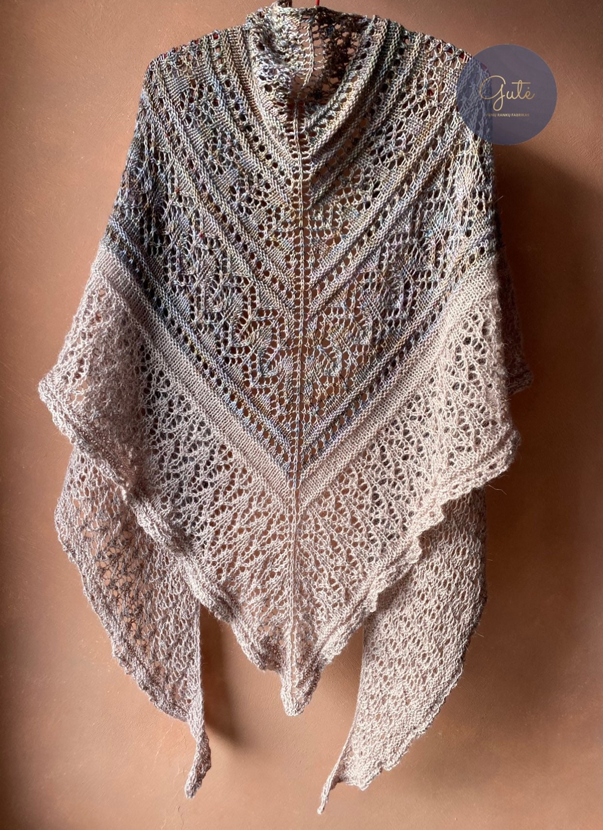 Hand Gestrickte Wolle Dreieckstuch Aus Kaschmir, Merino, Seide Und Alpaka Garn von Gutesilkandknitwear