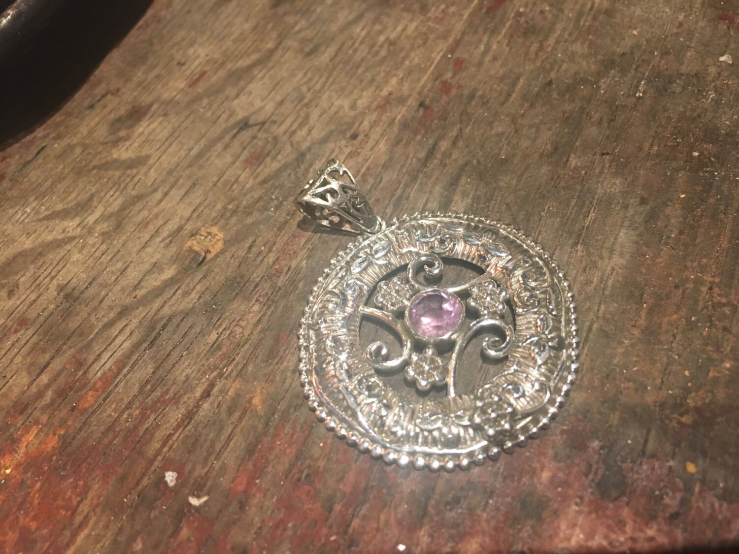 925 Silber Anhänger Mit Amethyst Stein Und Floralen Details von GutsyGingers