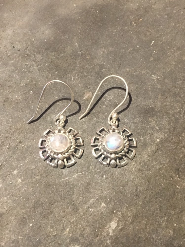 925 Silber Blumen Ohrringe Mit Mondstein 925 Silber Blumen Ohrringe Mit Mondstein von GutsyGingers