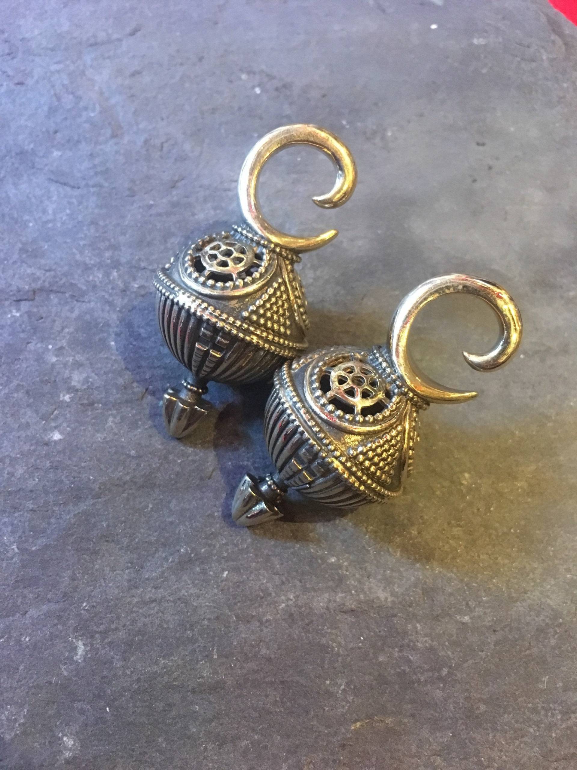 Mondgöttin Globus Tropfen Messing Ohrgewichte - Paar Keilrahmen Bügel Design Schön Verschnörgelt Boho Mondgöttin Globus Tropfen Messing Ohrgewichte - Paar Keilrahmen Bügel Design Schön Verschnörgelt Boho von GutsyGingers