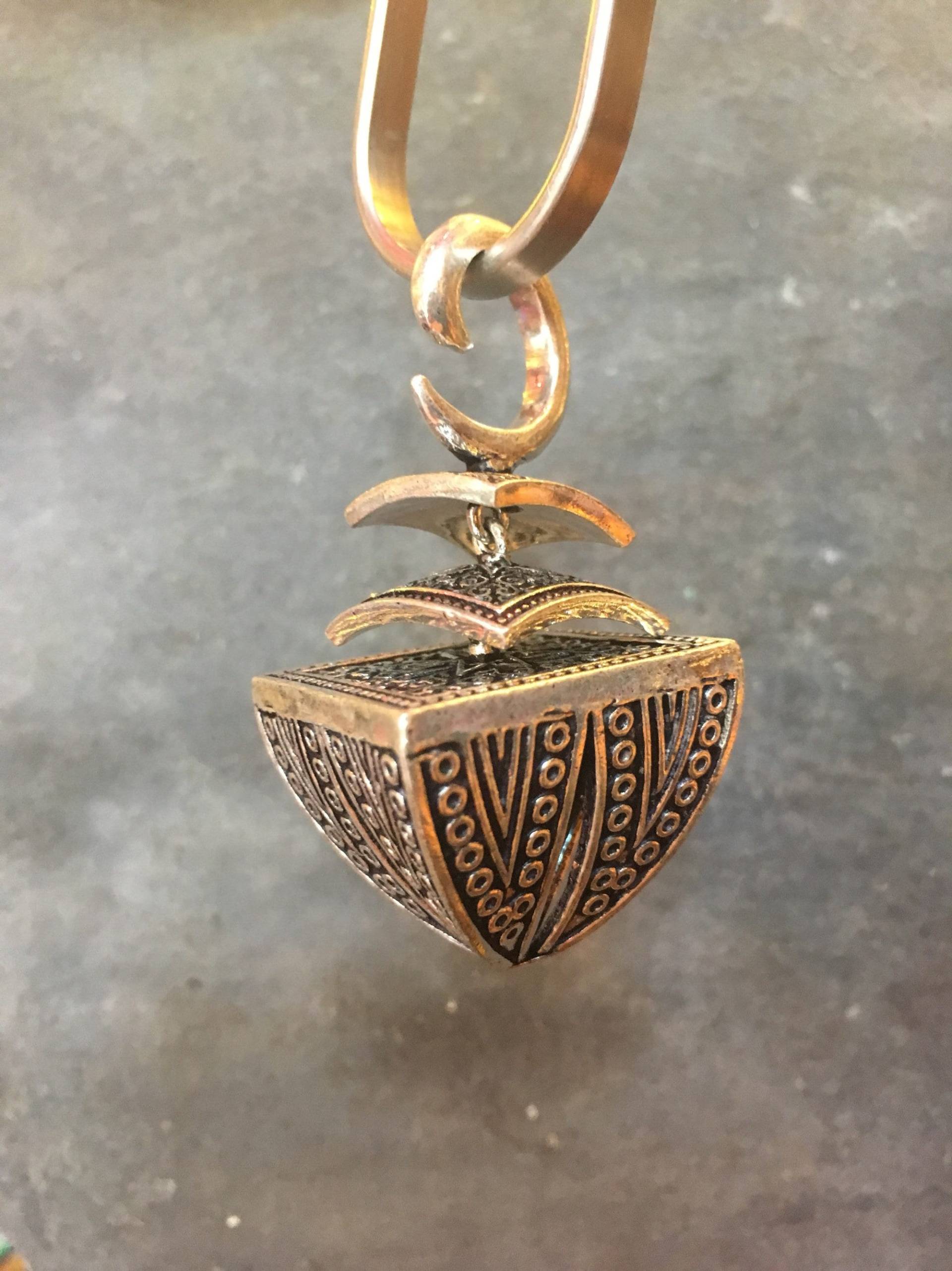 Tempel Bauchtänzerin Göttin Ohrhaken Keilrahmen Versilbert Messing Kette Tropfen Ohrgewichte - Pair Tempel Bauchtänzerin Göttin Ohrhaken Keilrahmen Versilbert Messing Kette Tropfen Ohrgewichte - Pair von GutsyGingers