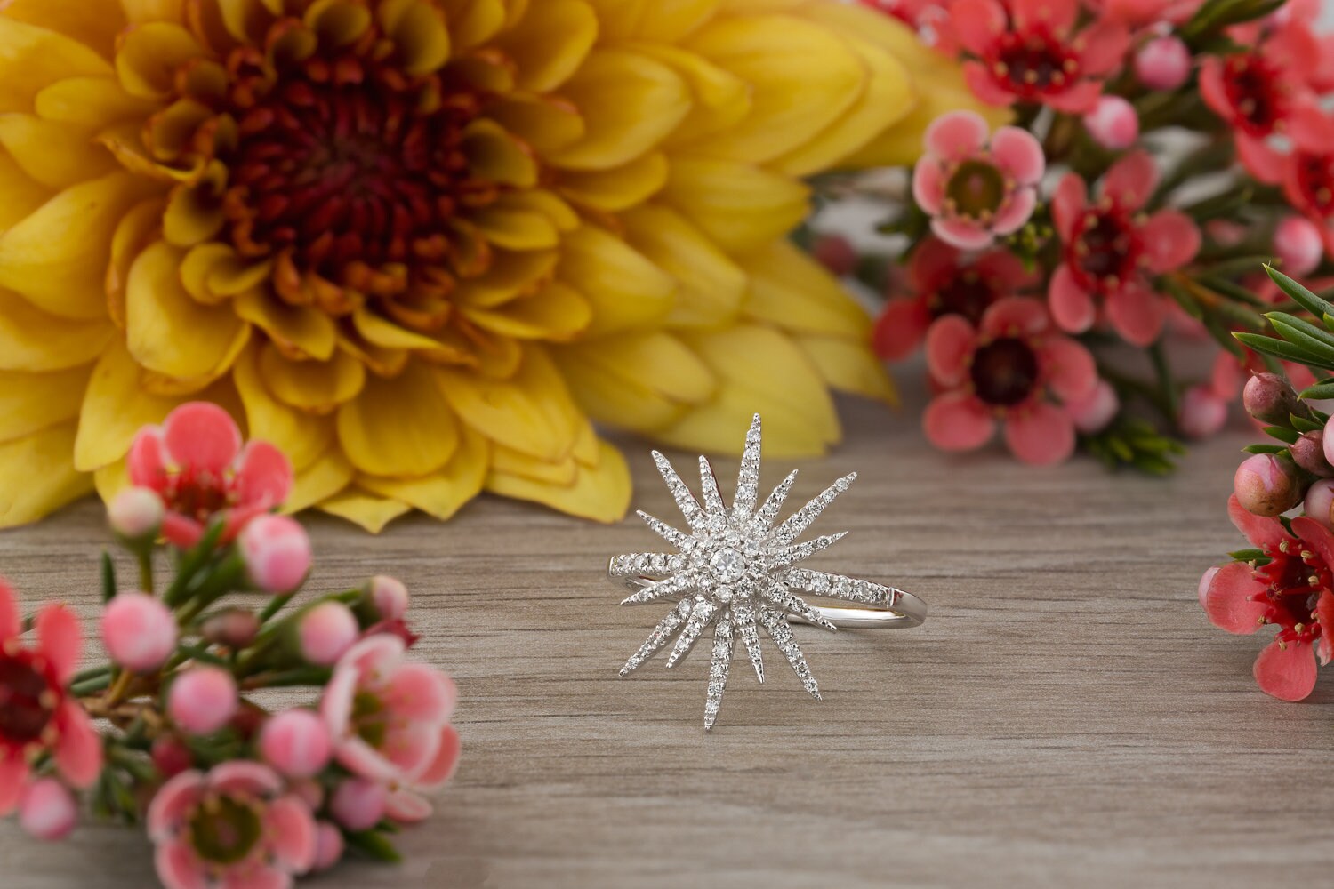 0, 33 Karat Stern Diamant Ring, 18K Weißgold Seestern Ring. Blumen Ring, Zierliche Feiner Schmuck Ring von GuyGrossJewelry