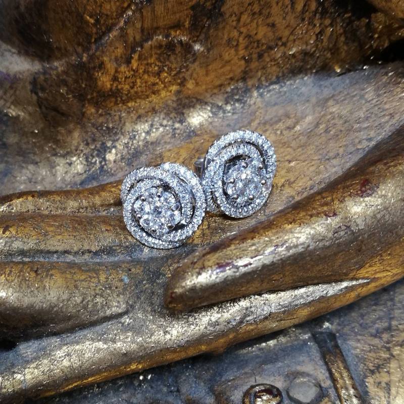 1.42 Karat Natürliche Cluster Pave Diamant Spirale Ohrstecker 18K Weißgold Jahrestag Geschenke Ohrstecker, Braut Schmuck Set von GuyGrossJewelry