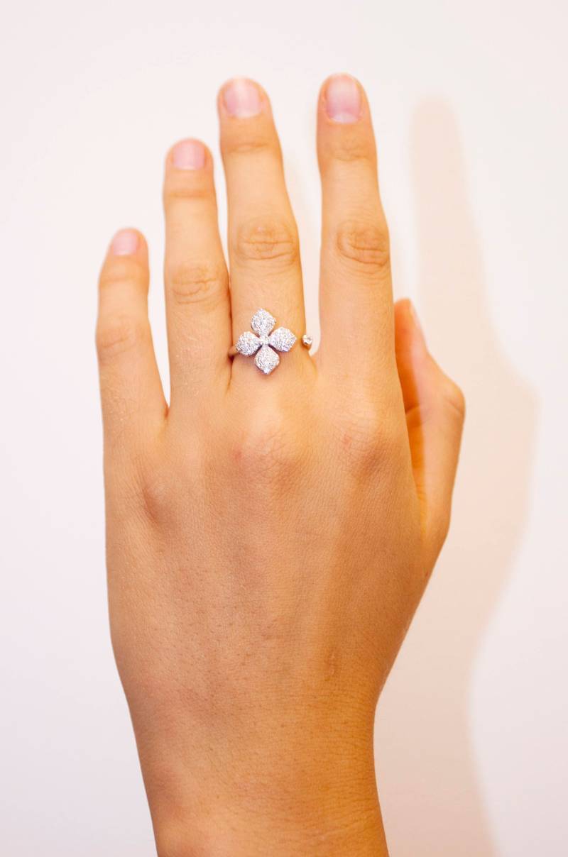 Blume Diamant Verlobungsring, Cluster Diamantring, 18K Weißgoldring, Zarte Einzigartige Versprechen Ring von GuyGrossJewelry