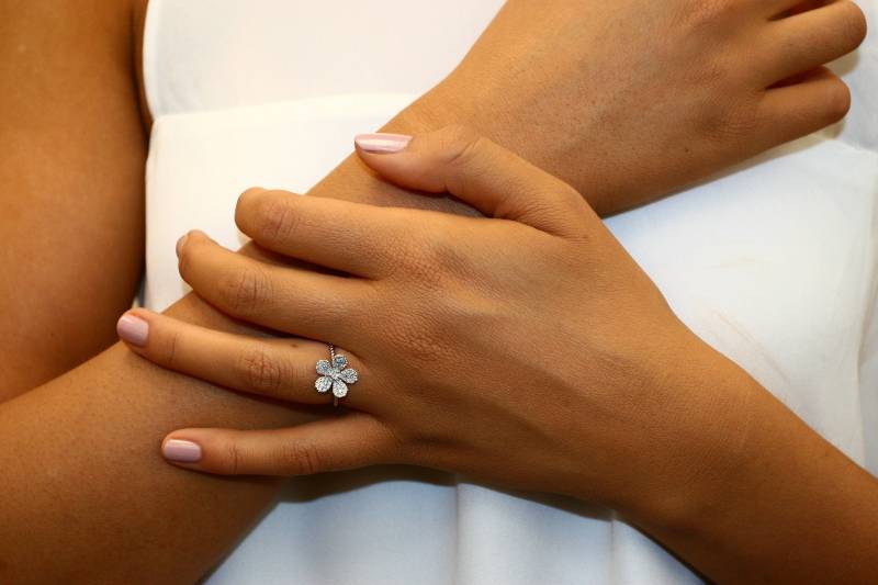 Kirschblüte Verlobungsring - Sakura Ring von GuyGrossJewelry