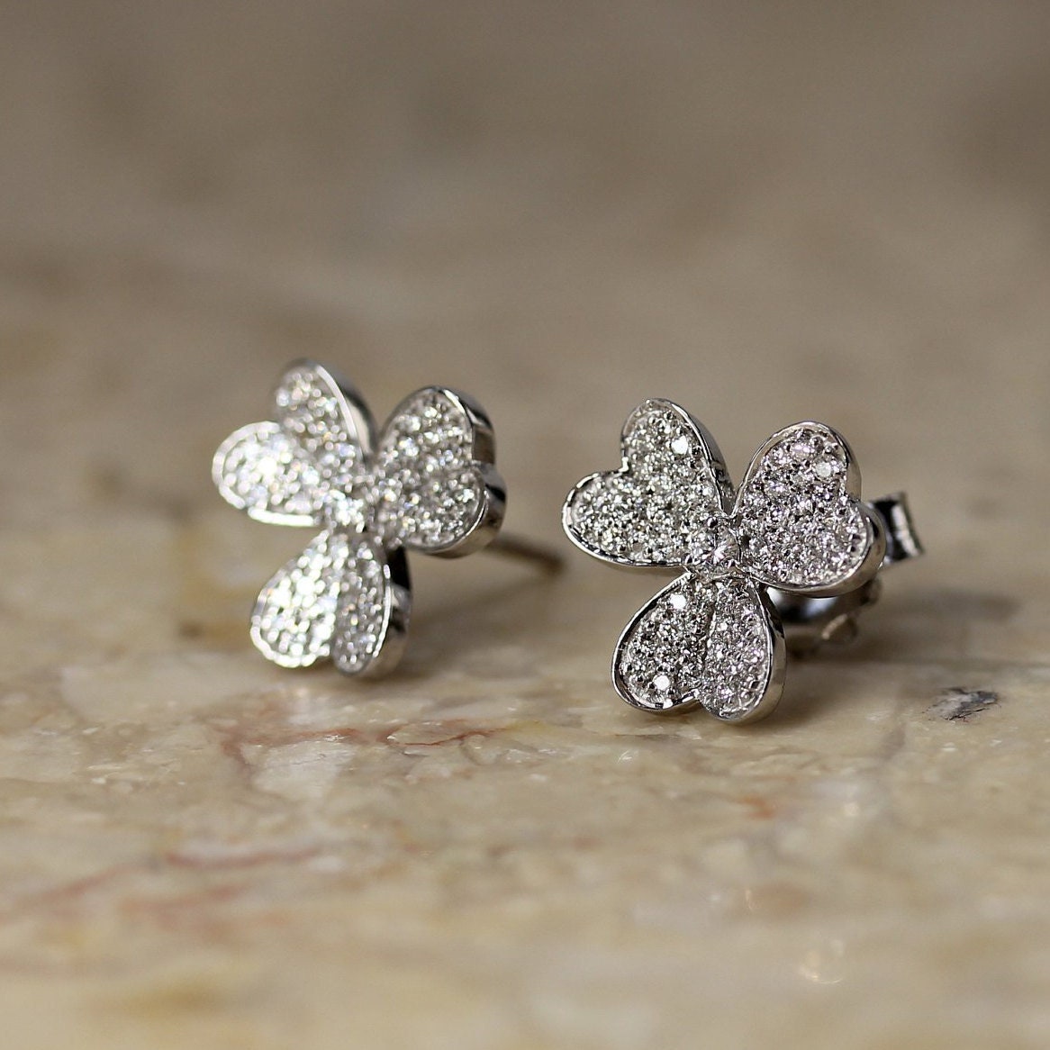 Kirschblüte Weiß 18K Ohrringe, Blumen Bolzen Floral Sakura Diamant Statement Schmuck, Natur Inspiriert Geschenk von GuyGrossJewelry