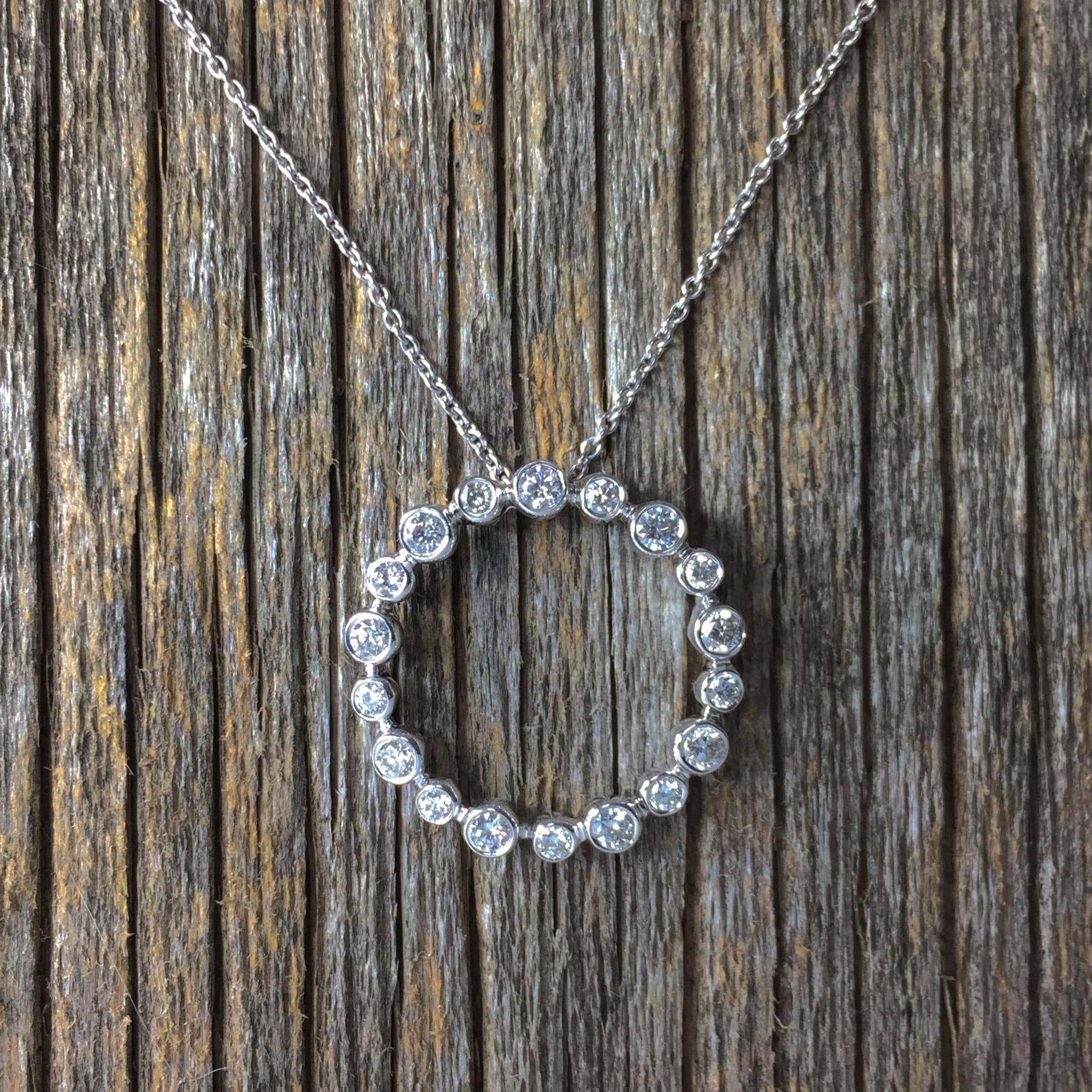 Kreis Des Lebens Runder Diamant Weißer Anhänger, Blumenstrauß, Atemberaubender Kreis, Offener Der Diamanten, Um Ihre Gefühle Fließen Zu Lassen von GuyGrossJewelry