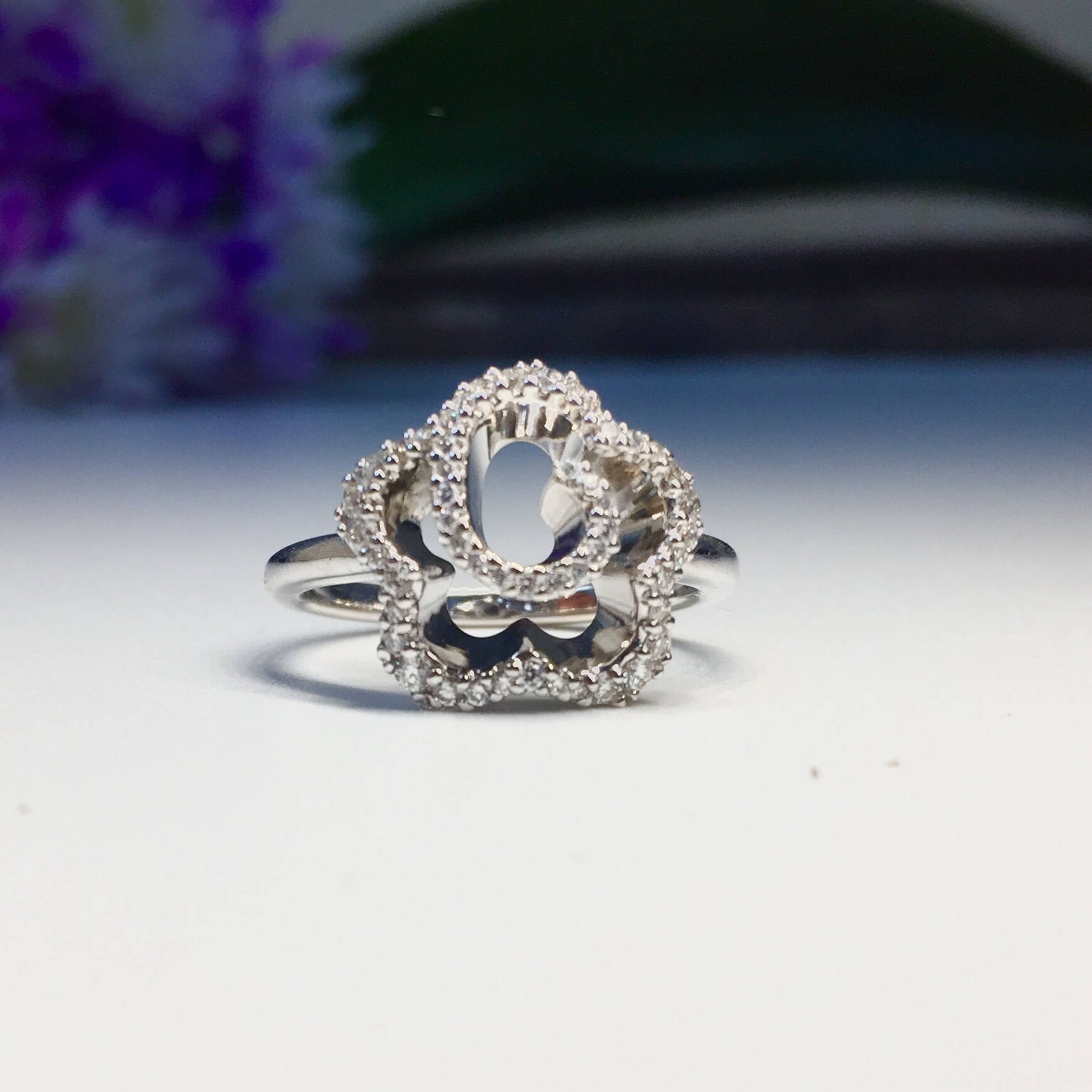 Lotus Weiß Ring, Blume Diamant Verlobung, Zierliche Meditation Namaste Yoga Schmuck von GuyGrossJewelry