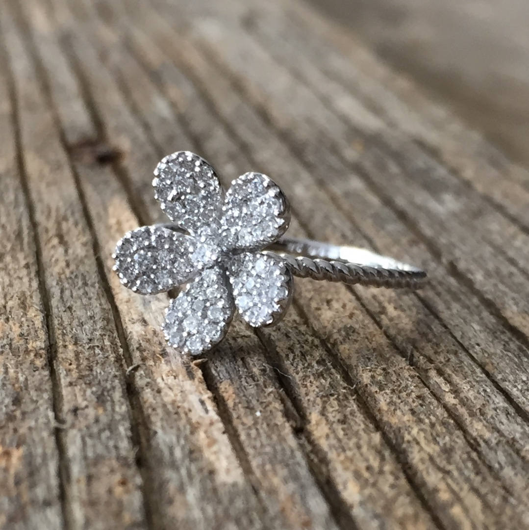 Weißgold Kirschblüten Ring Pave Diamanten Cluster - Sakura Jewelry von GuyGrossJewelry