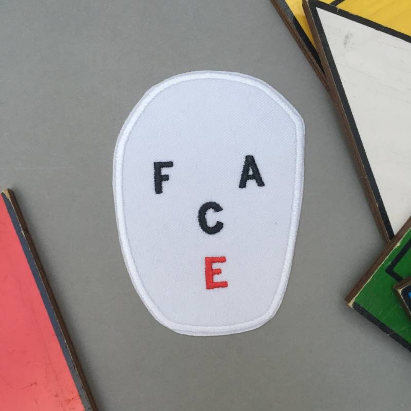 Gesicht Patch - Weiß Schwarz Und Rot Aufbügeln von GuyGuyGuyShop