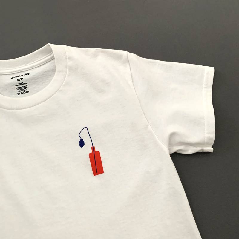 Rote Vase Blaue Blume Weiß T-Shirt - Minimal Style Top von GuyGuyGuyShop