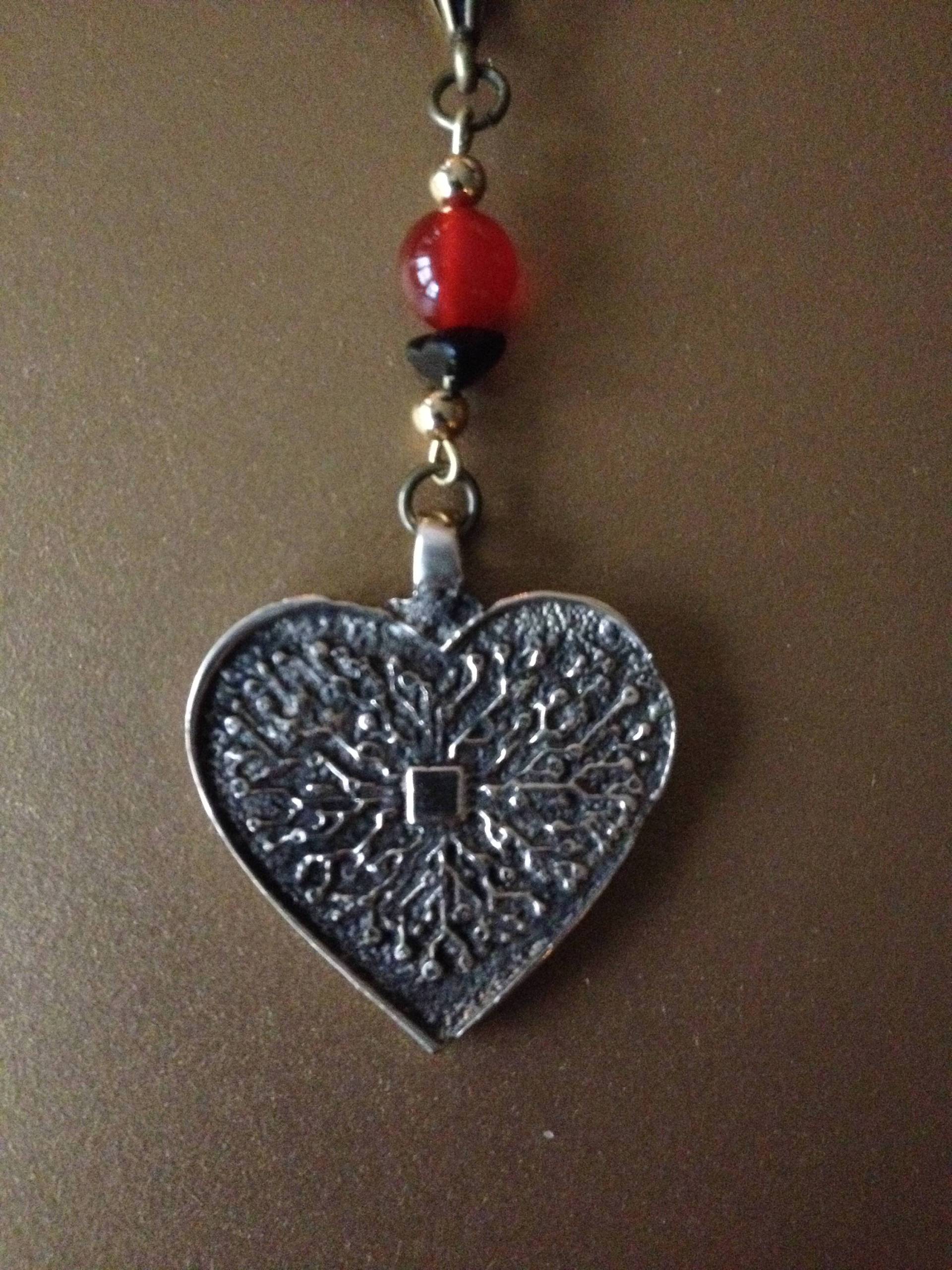 Anhänger Aus Massiver Bronze "Connected Heart" Mit Karneolperlen Und Onyx Anhänger Aus Massiver Bronze "Connected Heart" Mit Karneolperlen Und Onyx von GuyMoreau