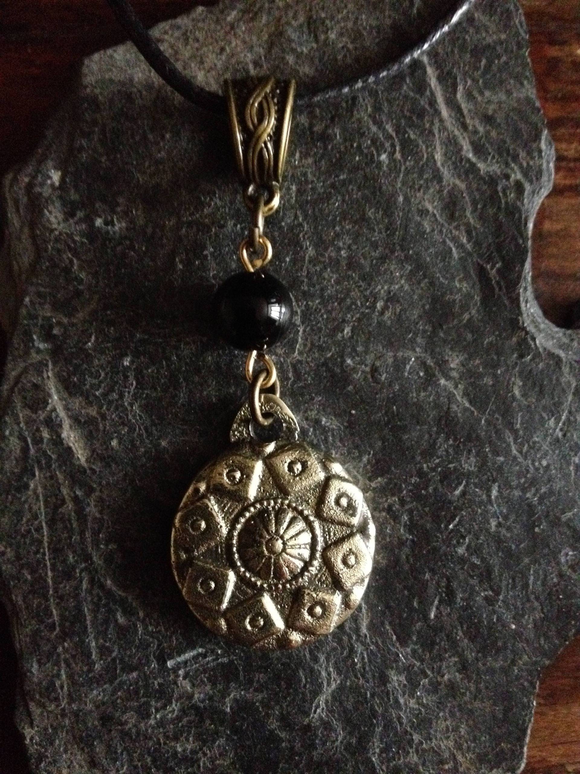 Kleines Messing-Pendelschild Mit Onyx-Perle Kleines Messing-Pendelschild Mit Onyx-Perle von GuyMoreau