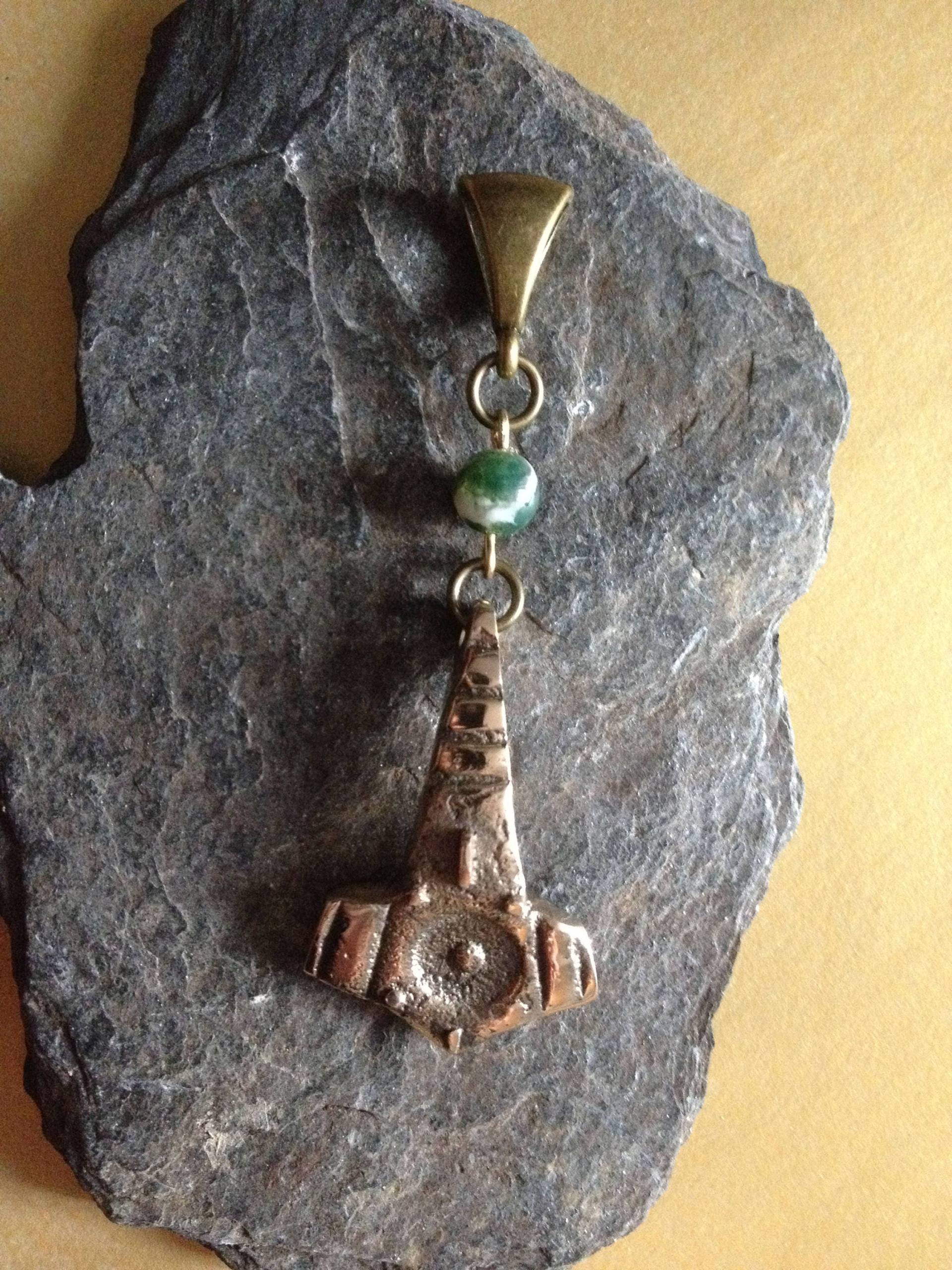 Thor's Hammer Bronzeanhänger Mit Schaumstoff-Achatperle Thor's Hammer Bronzeanhänger Mit Schaumstoff-Achatperle von GuyMoreau