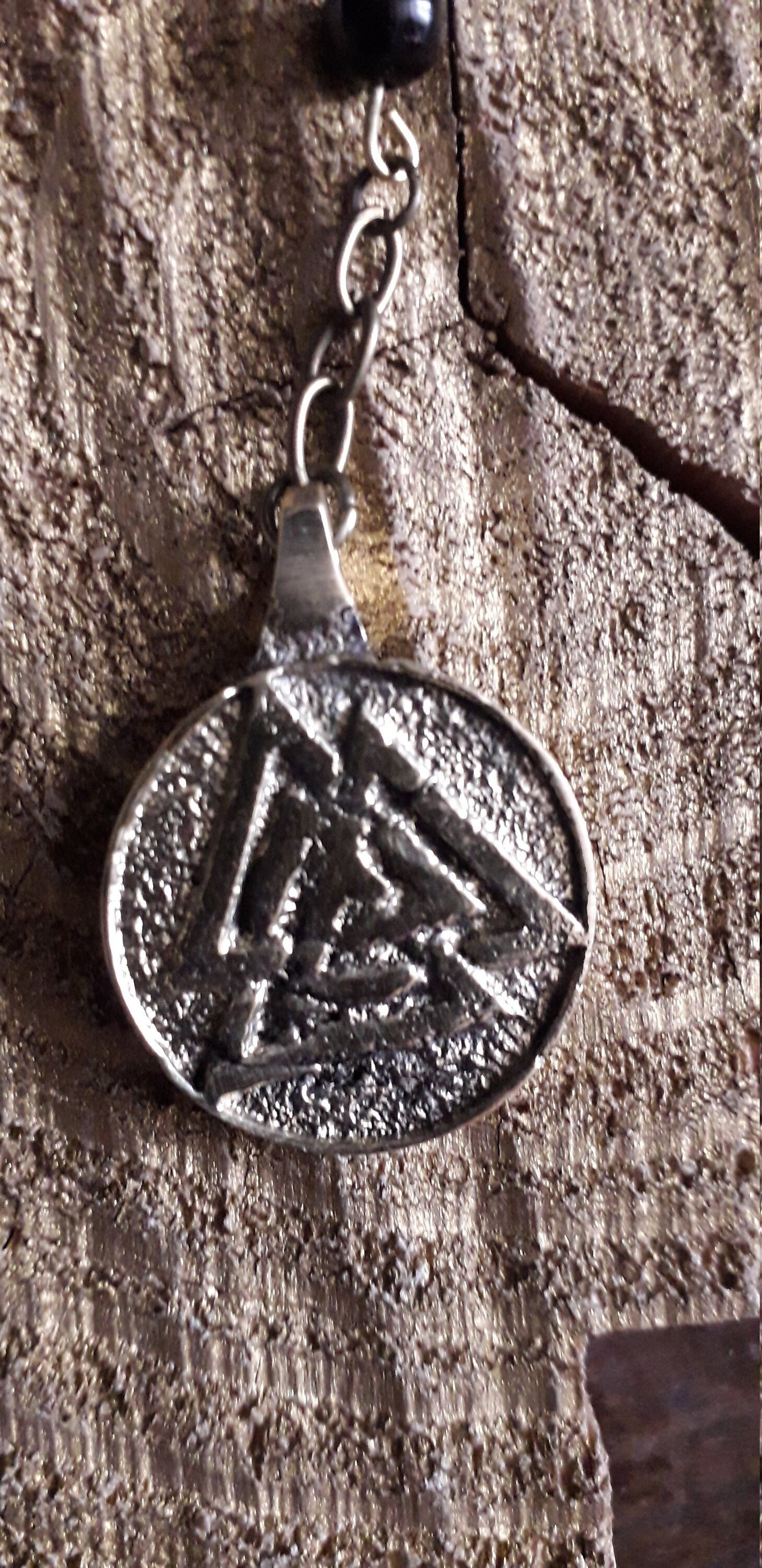 Valknut Anhänger Aus Massivem Messing Mit Schwarzer Turmalinperle Valknut Anhänger Aus Massivem Messing Mit Schwarzer Turmalinperle von GuyMoreau
