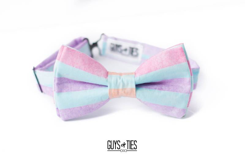 Pastell Gestreifte Fliege, Fliege in Blaulila, Kinder Für Jungen, Hellblaue Bunt Hunde, Kleinkinder von GuysAndTies