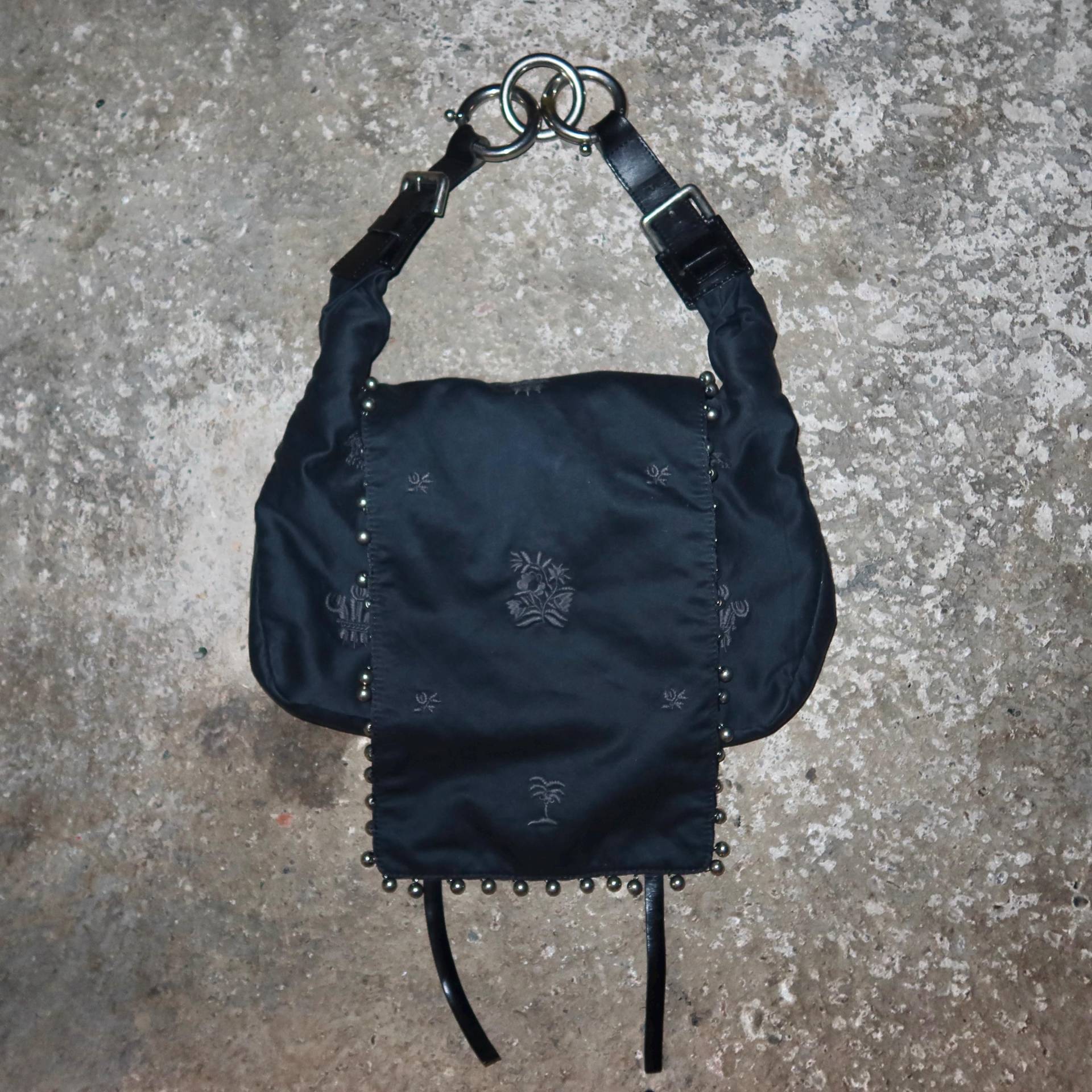 Chloé Schwarze Bestickte Armbandtasche Chloé Schwarze Bestickte Armbandtasche von GuzziArchive