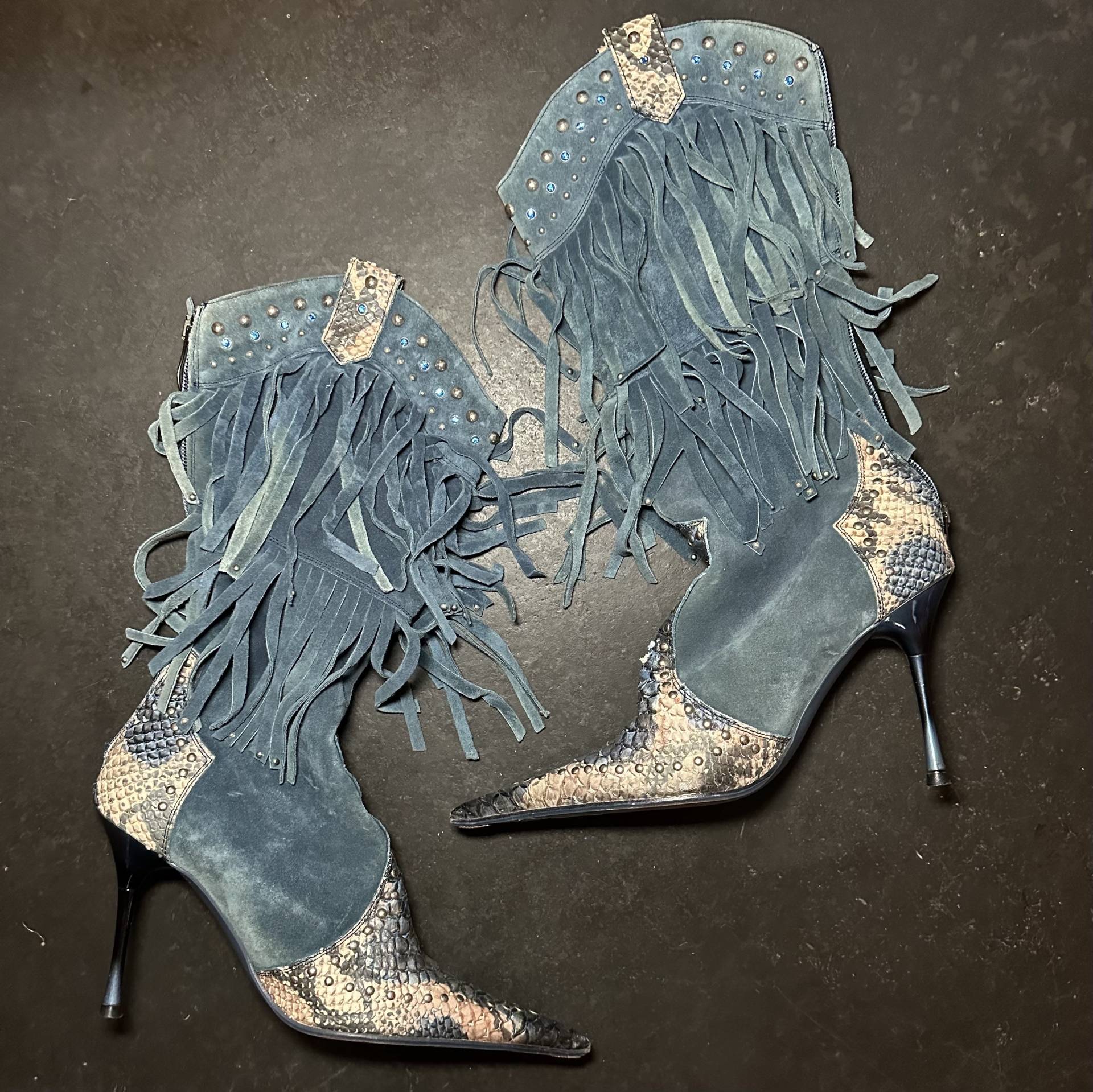 El Dantes Blaue Wildlederfransen Cowboy-stiefel Mit Schlangenhaut-Effekt-Akzenten Und Nieten-Details El Dantes Blaue Wildlederfransen Cowboy-stiefel Mit Schlangenhaut-Effekt-Akzenten Und Nieten-Details von GuzziArchive