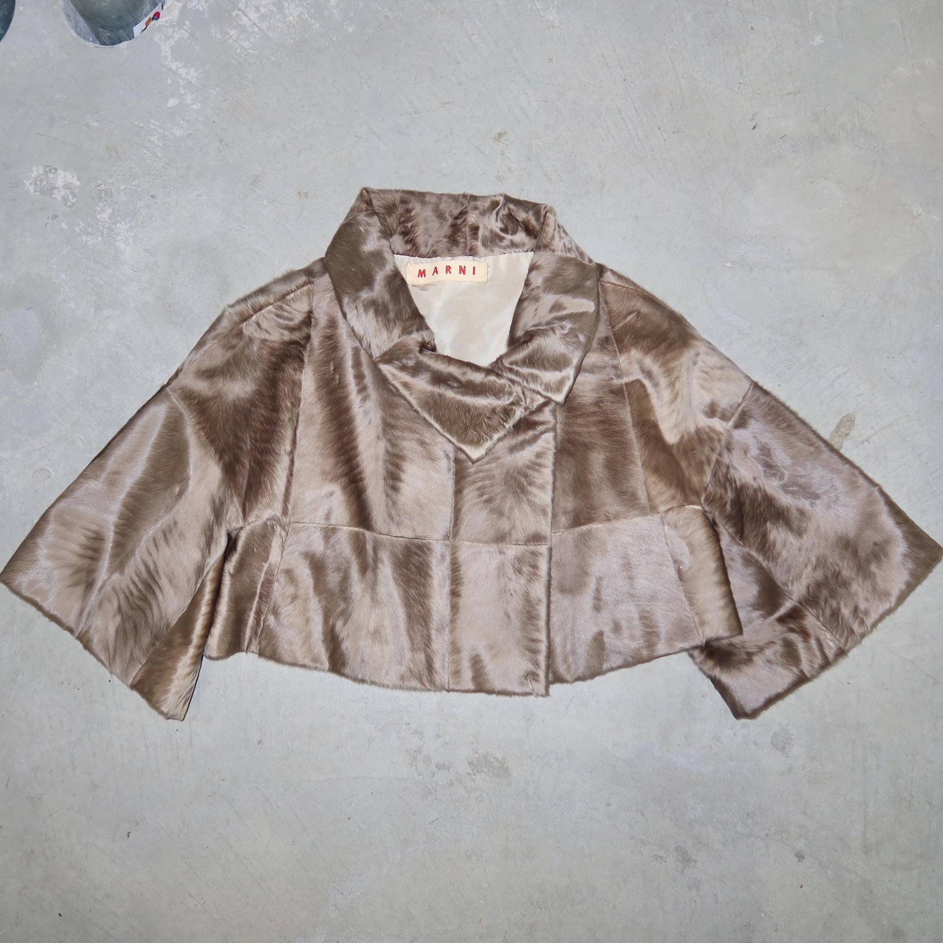 Marni Vintage Lamm Pelz Cape Mantel Marni Vintage Lamm Pelz Cape Mantel von GuzziArchive