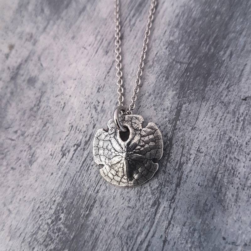 Sterling Silber Sand Dollar Halskette Kleiner Strand Charm Anhänger von GwenDelicious