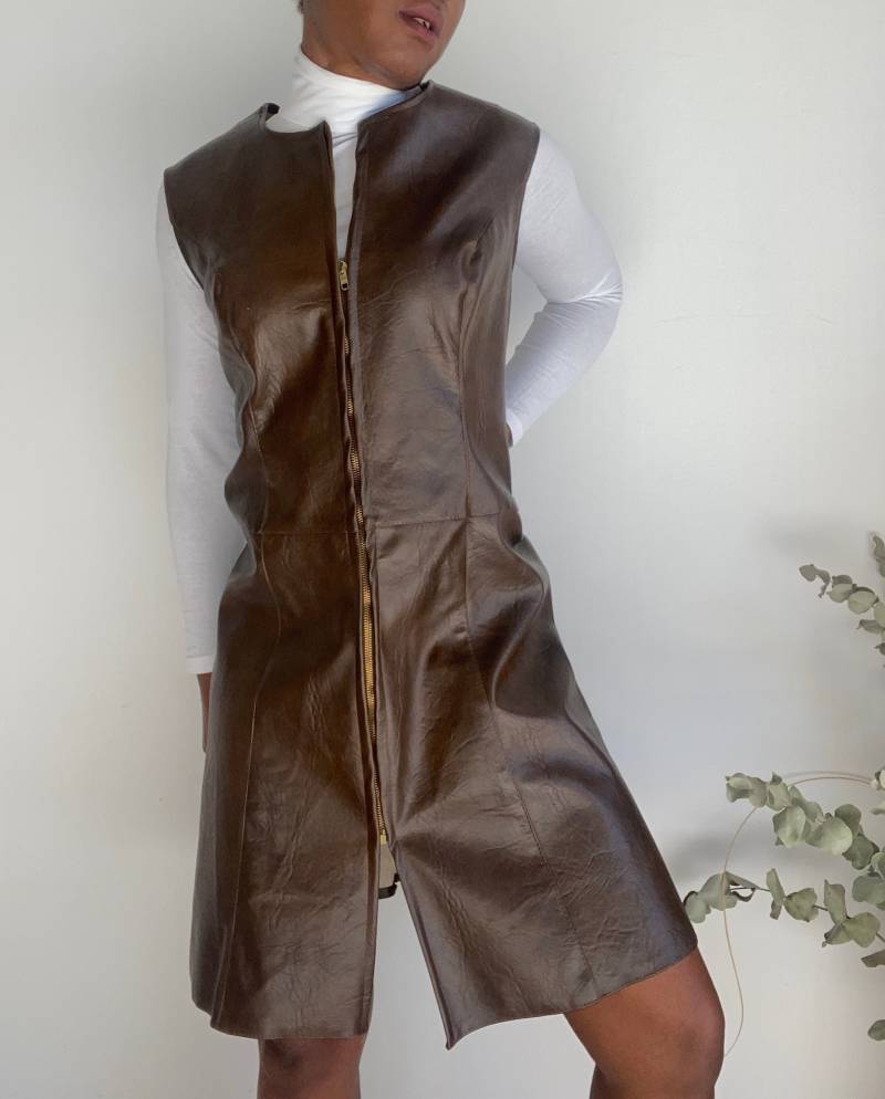70Er Jahre Kunstleder Zip Down Kleid in Braun 70Er Jahre Kunstleder Zip Down Kleid in Braun von GwenEtGloria