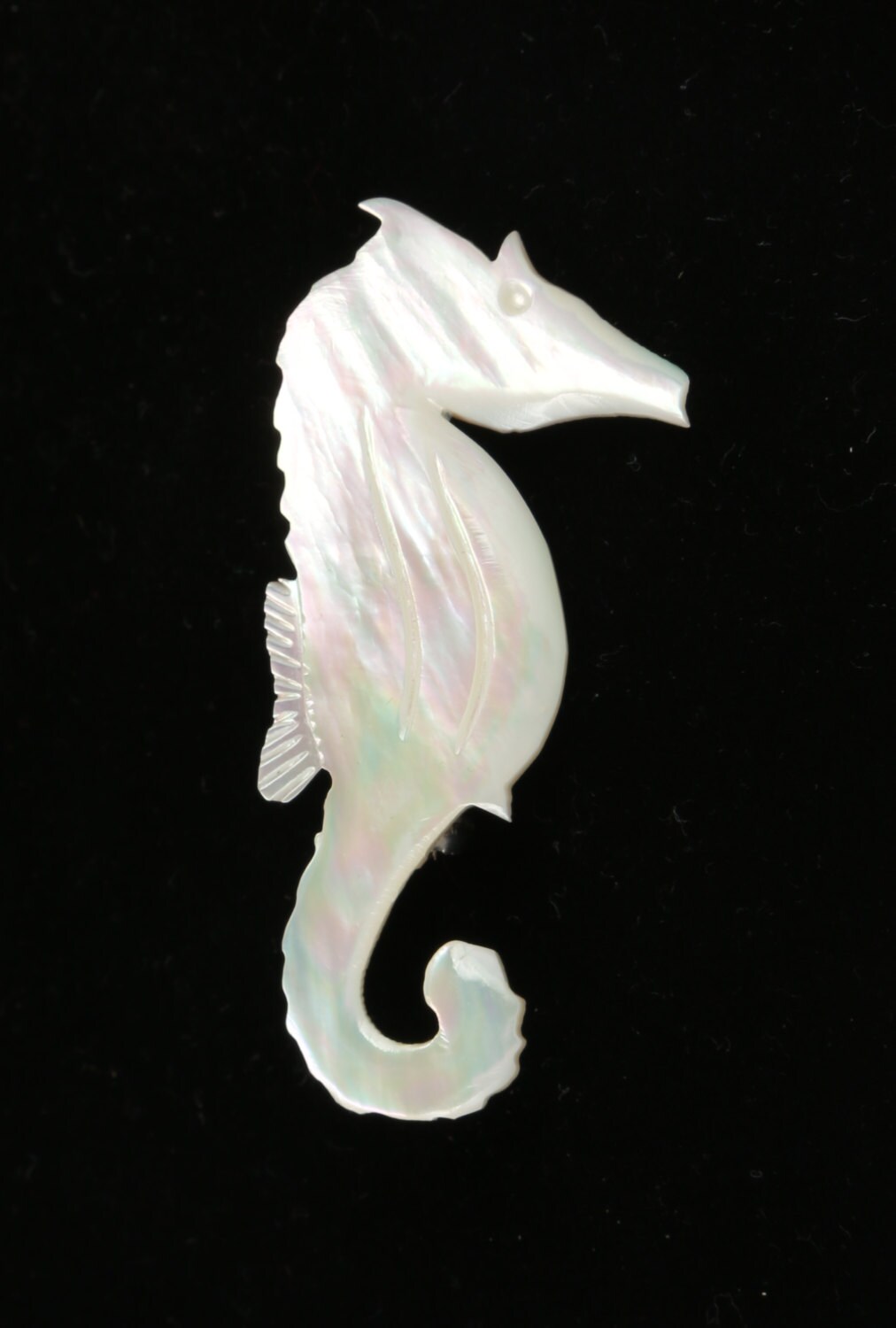 1960Er Jahre Mop Seepferdchen Pin Geschnitzte Brosche, in Der Nähe Von Mint Zustand, 2-3/8 "H X 1-1 8" B, Hübsche Schillern. Schön Auf von GwendalysaArts