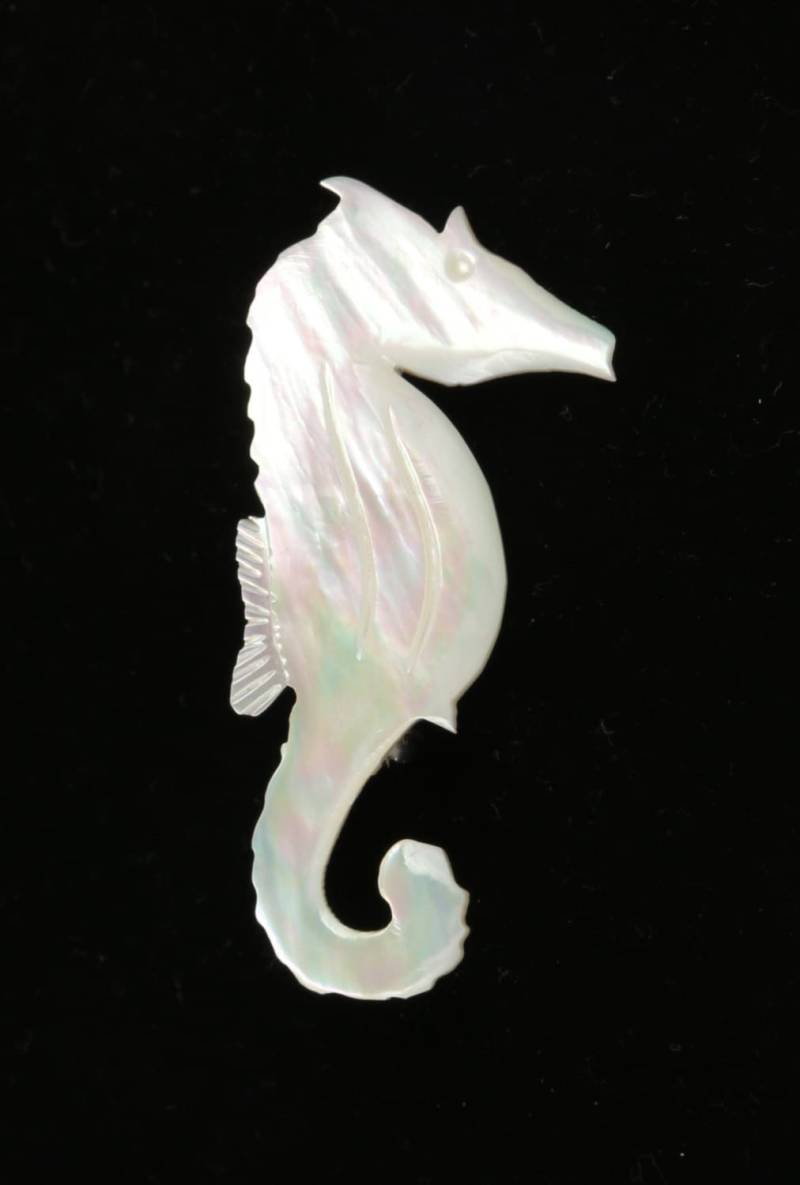 1960Er Jahre Mop Seepferdchen Pin Geschnitzte Brosche, in Der Nähe Von Mint Zustand, 2-3/8 "H X 1-1 8" B, Hübsche Schillern. Schön Auf von GwendalysaArts