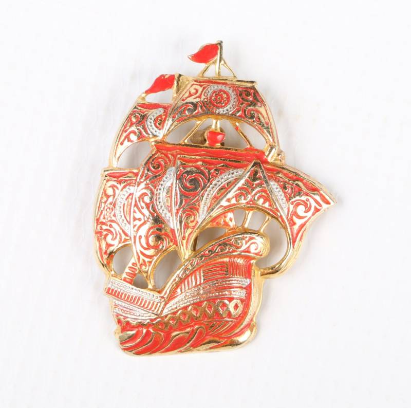 1970Er Jahre Rotes Damaszener-Schiff Made in Spain Schiff Brosche, Ausgezeichneter Zustand, 1-1/4 "B X 2-1 4" H, Rollover-Verschluss, Rot Silber von GwendalysaArts