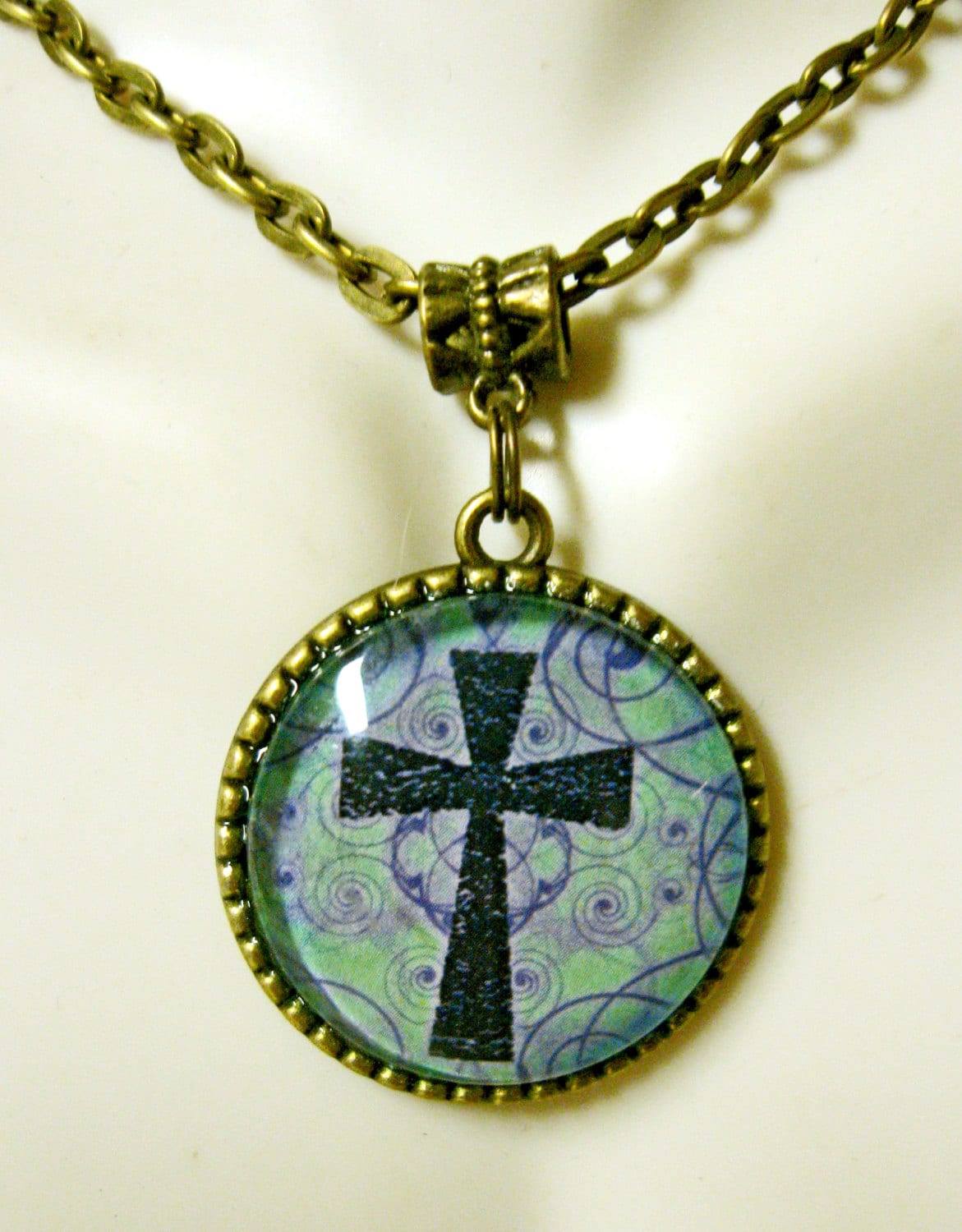 Blaues Kreuz Anhänger Und Kette - Ap05-119 von Gwendysgems