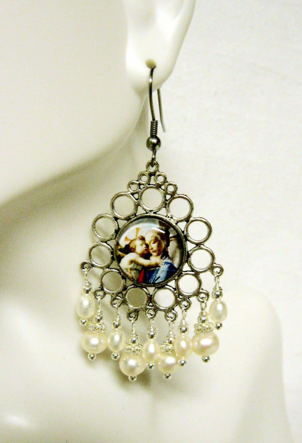 Botticelli Madonna Mit Kind Perlen Kronleuchter Ohrringe - E0161-4 Botticelli Madonna Mit Kind Perlen Kronleuchter Ohrringe - E0161-4 von Gwendysgems