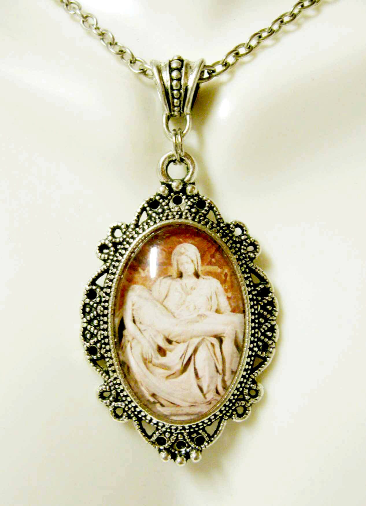 Der Pieta Anhänger Mit Kette - Ap04-189 von Gwendysgems