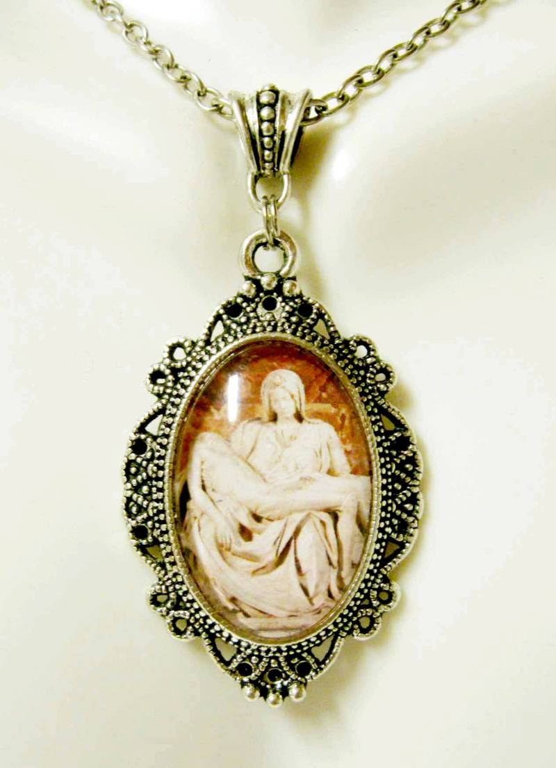 Der Pieta Anhänger Mit Kette - Ap04-189 von Gwendysgems