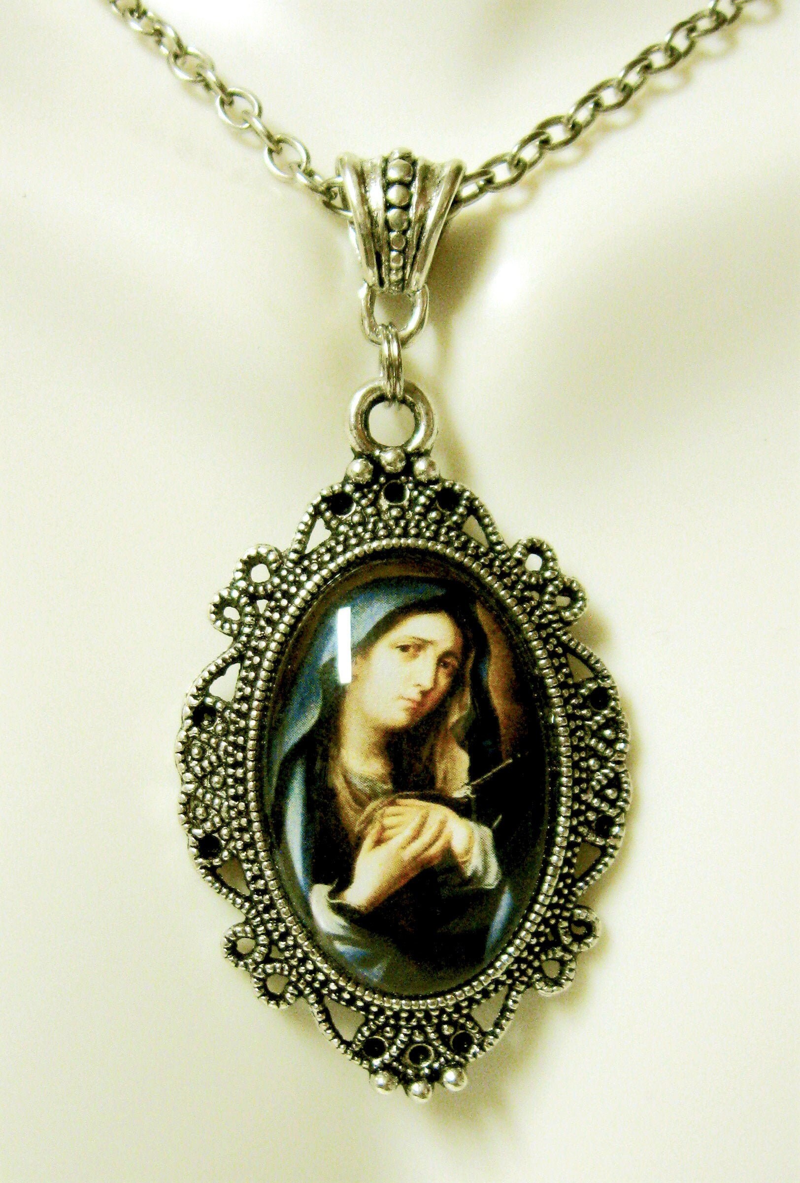 Die Schmerzensmutter Maria Anhänger Mit Kette - Ap04-285 von Gwendysgems