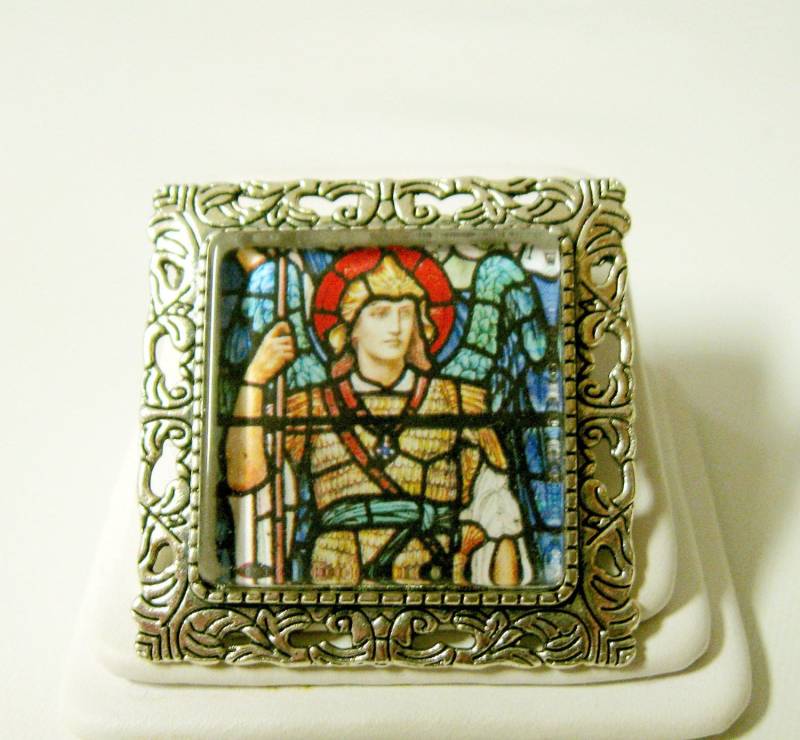 Erzengel Michael Buntglas-Fenster Cabrio Brosche/Anhänger Und Kette - Ap35-079 von Gwendysgems