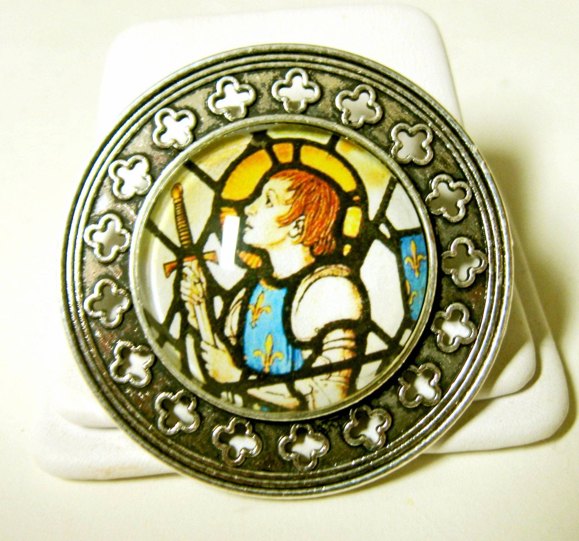 Heilige Jeanne D'arc Glasmalerei-Fenster Pin/Brosche - Br10-030 von Gwendysgems