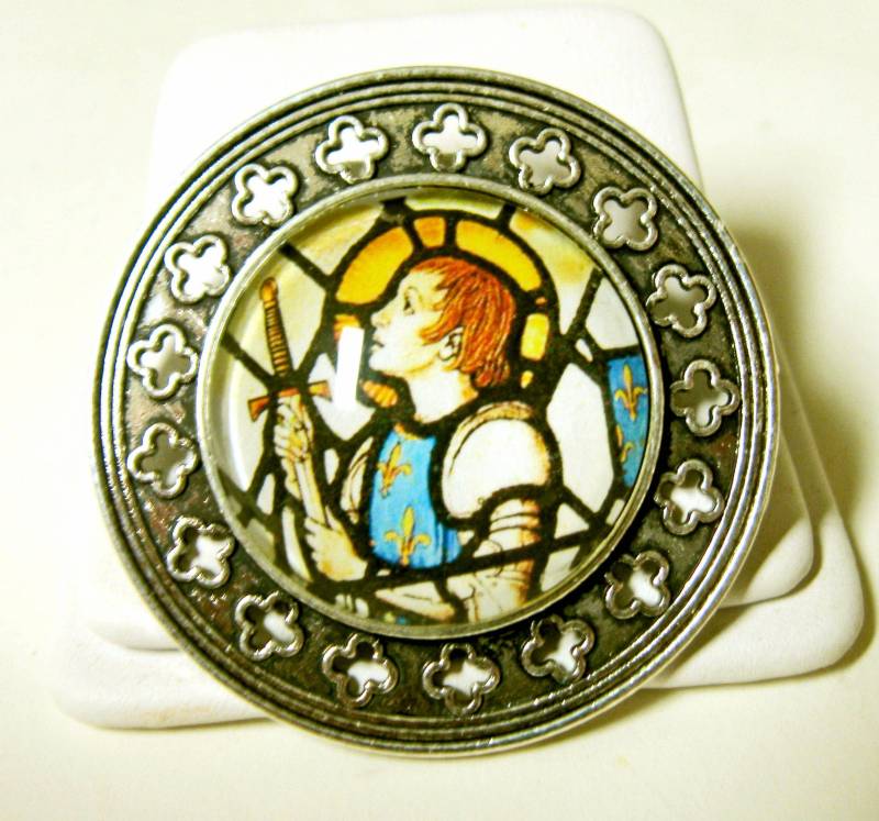 Heilige Jeanne D'arc Glasmalerei-Fenster Pin/Brosche - Br10-030 von Gwendysgems