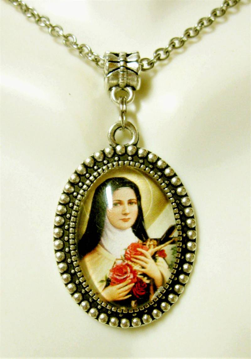 Heilige Therese Anhänger Und Kette - Ap05-393 von Gwendysgems