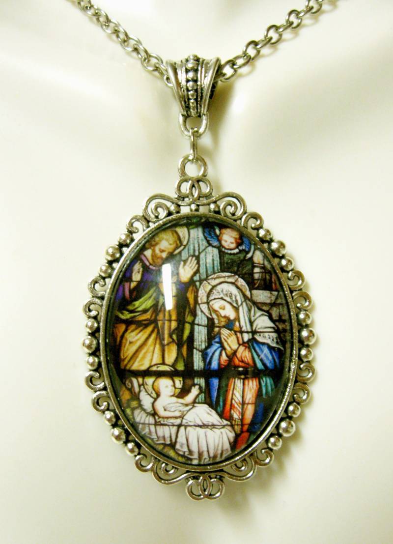 Krippe Glasmalerei Fenster Anhänger Und Kette - Ap09-351 von Gwendysgems