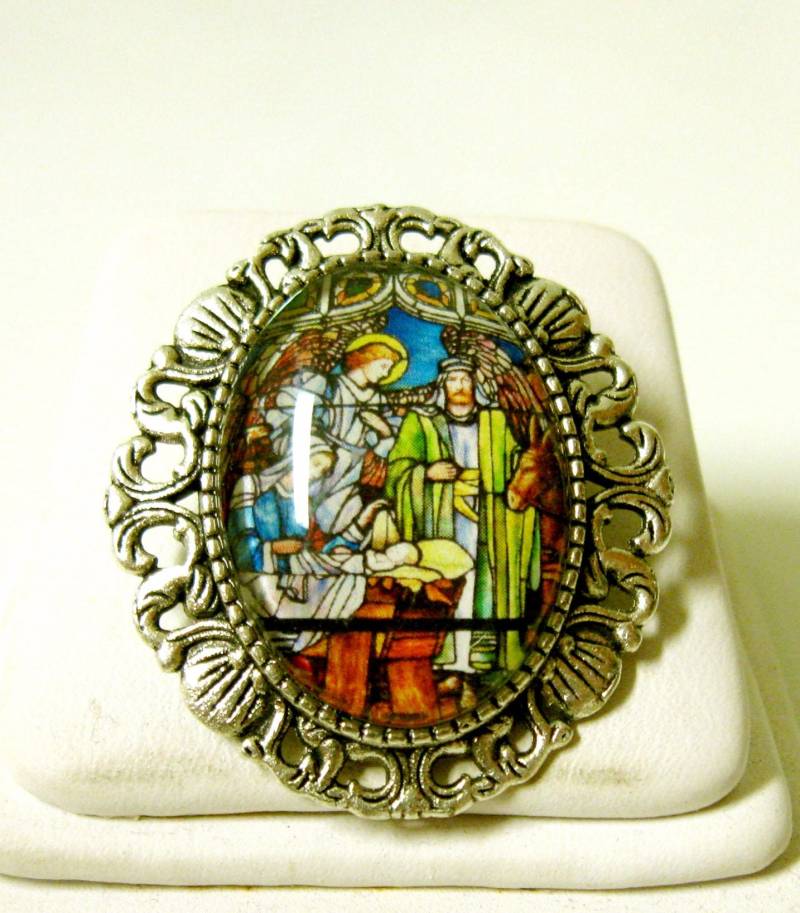 Krippe Glasmalerei Fenster Cabrio Brosche/Anhänger Und Kette - Ap35-097 von Gwendysgems