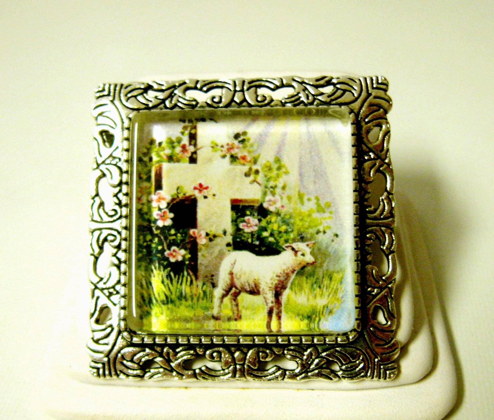 Lamm Mit Ostern Kreuz Cabrio Brosche/Anhänger Und Kette - Ap35-095 von Gwendysgems