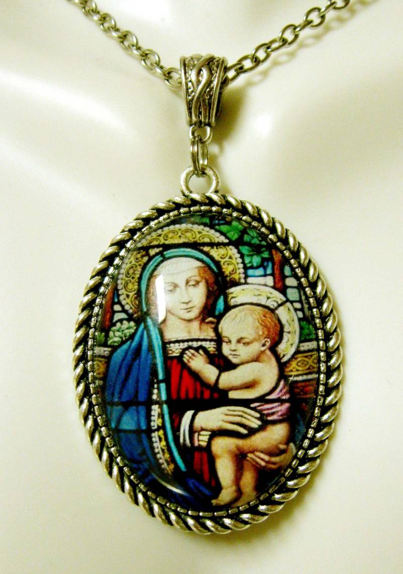 Madonna Mit Kind Glasfensteranhänger Und Kette - Ap09-098 von Gwendysgems