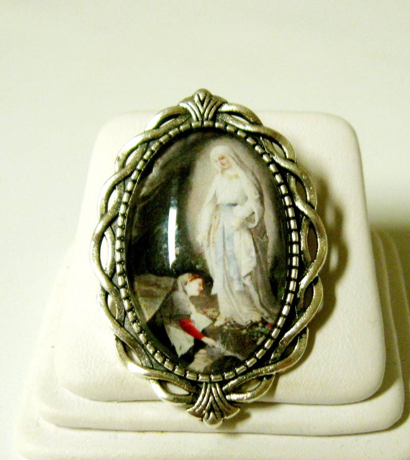 Muttergottes Von Lourdes Brosche/Anstecknadel - Br10-089 von Gwendysgems
